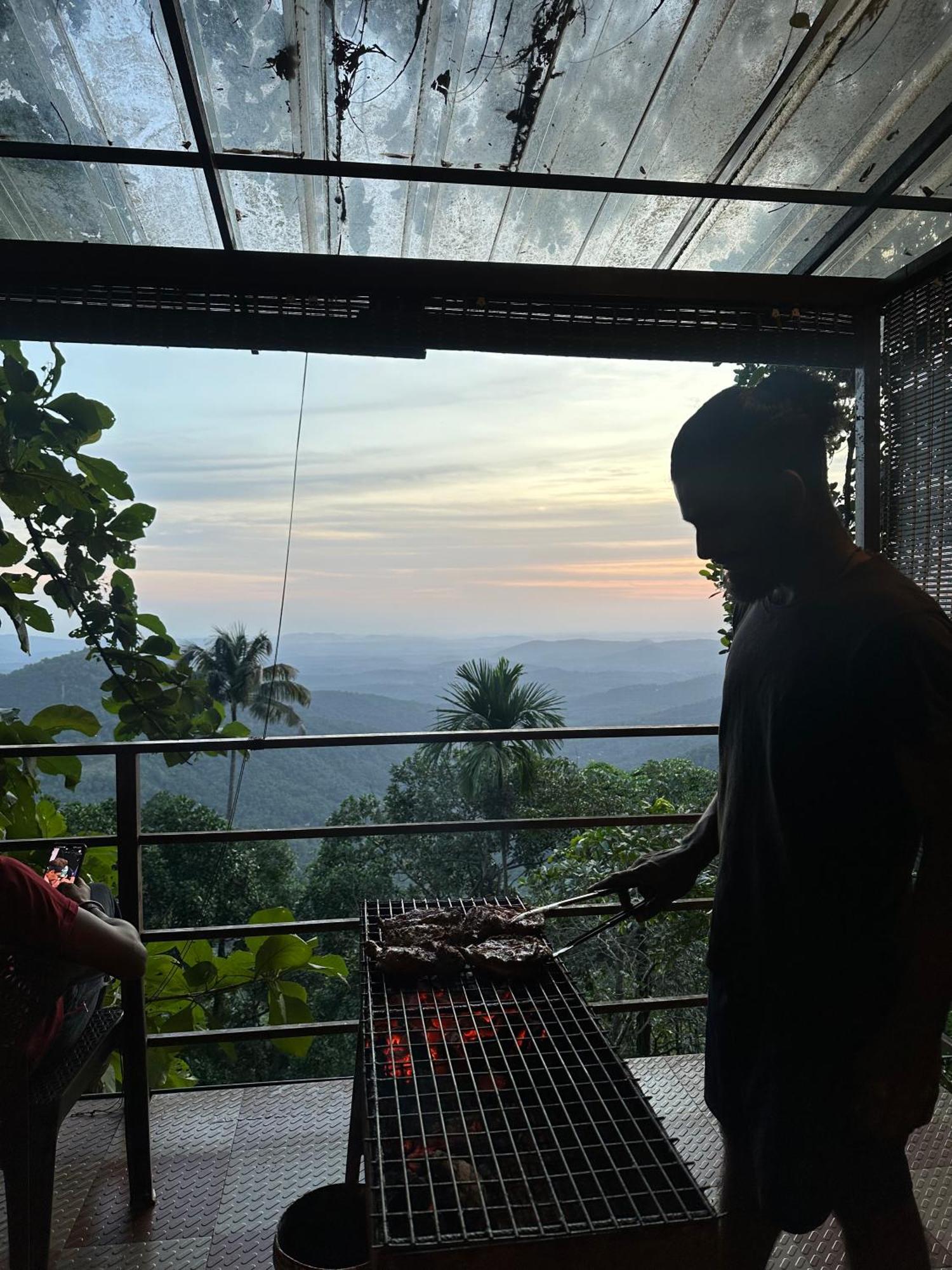 Sunset Valley Kerala Pool Resort - Serene Natural Forest Cottage Stay In Idukki With Sunrise & Sunset Panoramas, Natural Streams & Tranquil Summer Evenings Pīrmed Kültér fotó